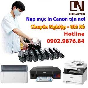 Kỹ thuật viên đang bơm mực máy in Canon tại nhà khách hàng