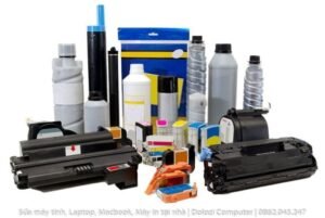 Kỹ thuật viên đang nạp mực máy in tại quận 7