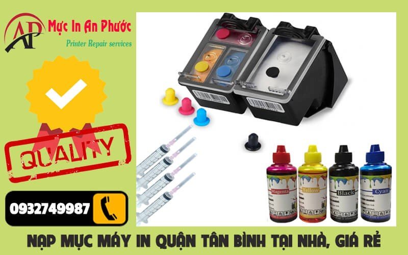 Nhân viên kỹ thuật đang nạp mực máy in tại nhà ở Quận Tân Bình