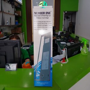 Kỹ thuật viên đang nạp mực cho máy in laser tại văn phòng ở Biên Hòa