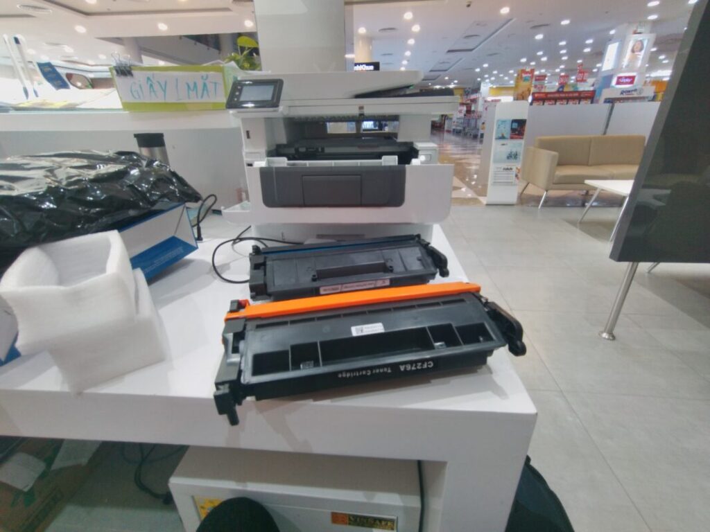 Kỹ thuật viên đang thực hiện đổ mực máy in tại Nha Trang cho khách hàng
