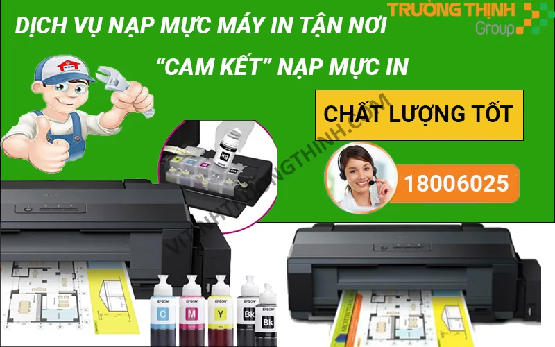 Kỹ thuật viên đang nạp mực cho máy in laser trắng đen tại nhà khách hàng