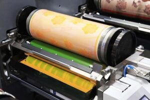 Nguyên lý hoạt động của máy dựa trên cơ chế in ấn gián tiếp, sử dụng các tấm cao su để chuyển mực từ bản in lên giấy