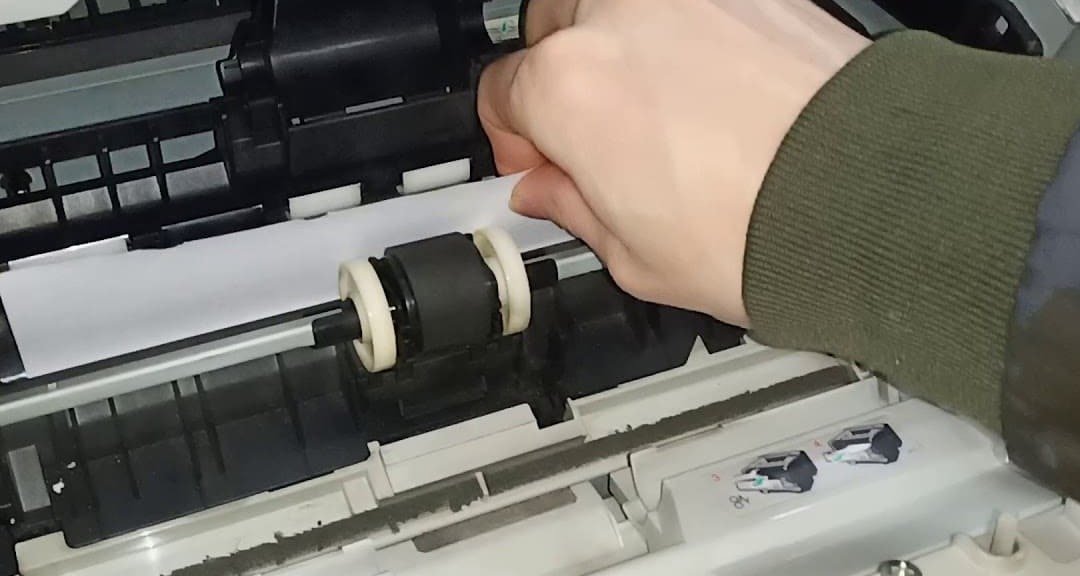 Kỹ thuật viên kiểm tra bộ phận đảo giấy của máy in HP P2055d để tìm nguyên nhân lỗi in hai mặt