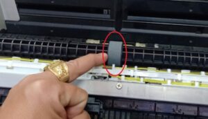 Trục kéo giấy bị mòn là nguyên nhân gây kẹt giấy