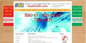 Kỹ thuật viên Minh Nhất Tín đang đổ mực máy in cho khách hàng tại Dĩ An