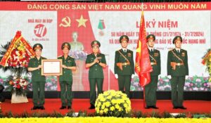 Thượng tướng Phùng Sĩ Tấn trao Huân chương Bảo vệ Tổ quốc hạng Nhì cho đại diện Nhà máy in Bộ Quốc phòng