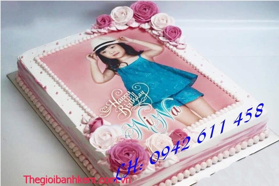 Bánh sinh nhật in ảnh bé gái xinh xắn với thiết kế dễ thương và màu sắc ngọt ngào