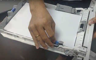 Điều chỉnh thanh dẫn khổ giấy trong khay máy in Canon 214dw