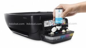 Kỹ thuật viên kiểm tra máy in trước khi thực hiện quy trình nạp mực máy in quận Gò Vấp chuyên nghiệp