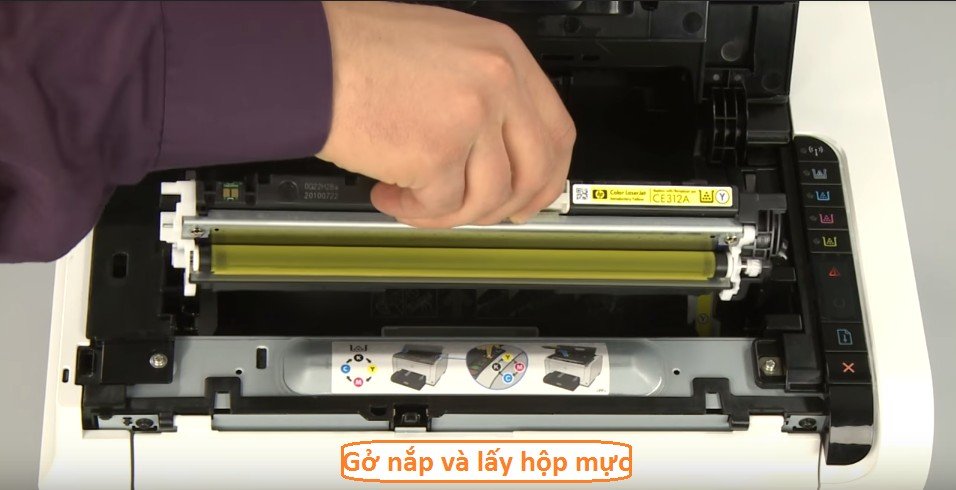 Một hộp mực màu mới dành cho máy in HP CP1025 được cầm trên tay