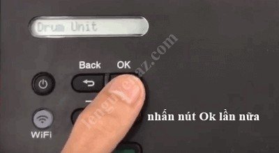 Màn hình LCD của máy in Brother HL-L2361DN hiển thị tùy chọn "Drum Unit" để reset trống