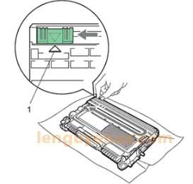 Vệ sinh dây cao áp trên cụm drum DR 2255 của máy in Brother MFC 7360
