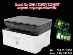 Minh họa máy in HP 135A đang được chuẩn bị để reset chip mực