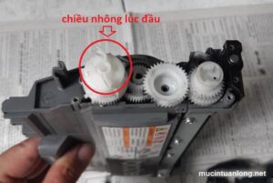 Tháo ốc vít và nắp nhựa bên hông hộp mực máy in Brother HL-2240D để chuẩn bị xoay nhông reset mực