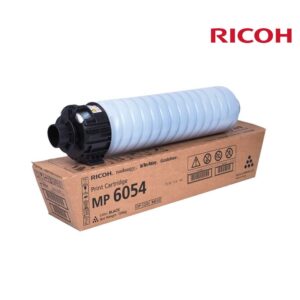 Người dùng thao tác in ấn trên bảng điều khiển máy in Ricoh