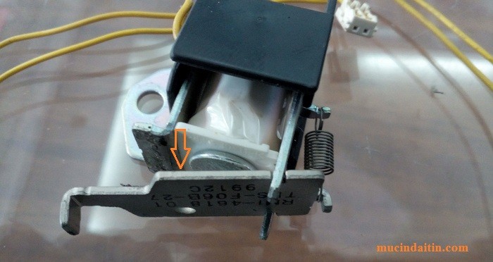 Vệ sinh rơ le kéo giấy khi máy in kẹt