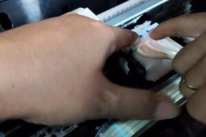 Ngắt nguồn điện an toàn trước khi kiểm tra máy in Epson
