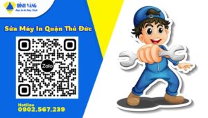 Kỹ thuật viên đang kiểm tra và sửa máy in quận Thủ Đức tận nơi cho khách hàng với dụng cụ chuyên nghiệp.