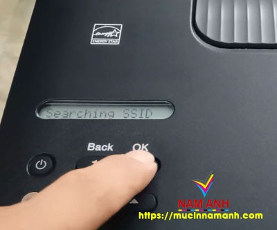 Màn hình Brother HL-L2366DW hiển thị Searching SSID