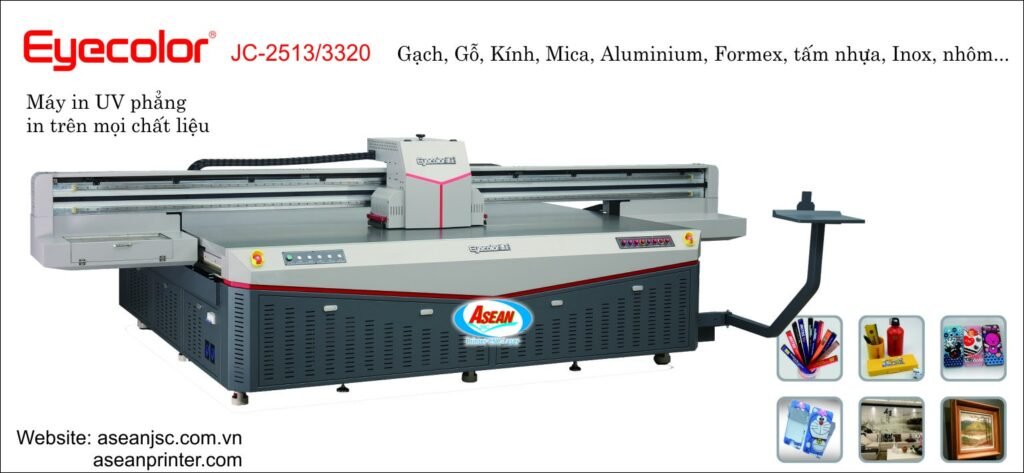 Máy in UV đang in trực tiếp lên bề mặt vật liệu phẳng