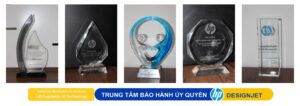 Kỹ thuật viên kiểm tra máy in khổ lớn HP DesignJet
