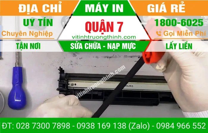 Kỹ thuật viên đang kiểm tra và sửa máy in tại văn phòng ở Quận 7