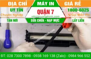 Kỹ thuật viên đang kiểm tra và sửa máy in tại văn phòng ở Quận 7