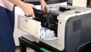 Kỹ thuật viên kiểm tra, sửa chữa linh kiện máy in tại Cần Thơ
