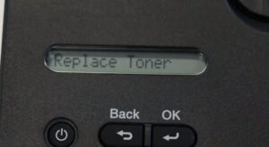 Màn hình máy in Brother hiển thị thông báo lỗi Replace Toner