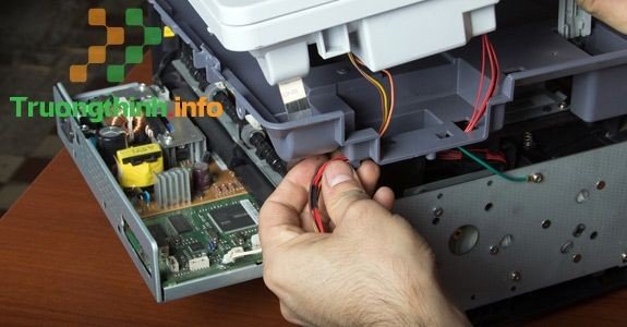 Kỹ thuật viên chuyên nghiệp đang sửa chữa máy in quận 2 bị lỗi kẹt giấy