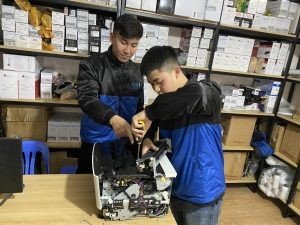 Kỹ thuật viên tay nghề cao đang kiểm tra và sửa chữa máy in tại khu vực Tây Hồ