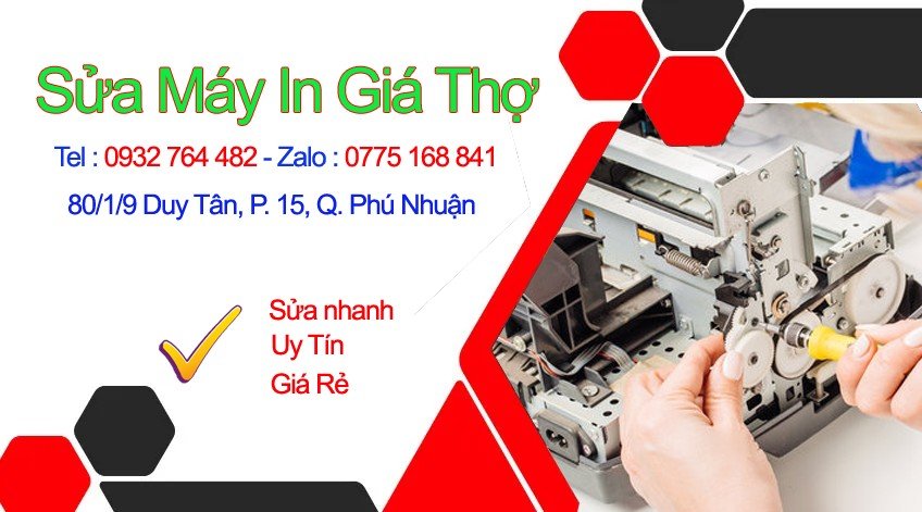 Kỹ thuật viên kiểm tra chẩn đoán lỗi máy in