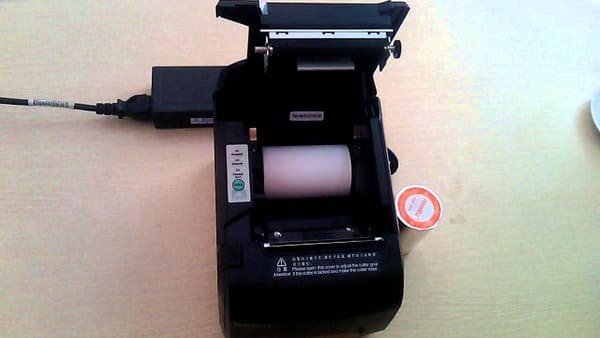 Kỹ thuật viên kiểm tra đầu in khi sửa chữa máy in nhiệt