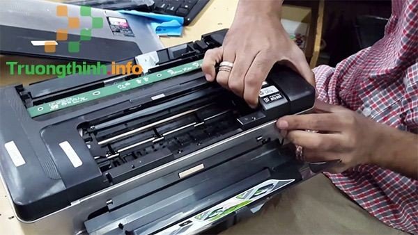 Kỹ thuật viên sửa máy in tận nơi cho khách hàng tại Quận 7