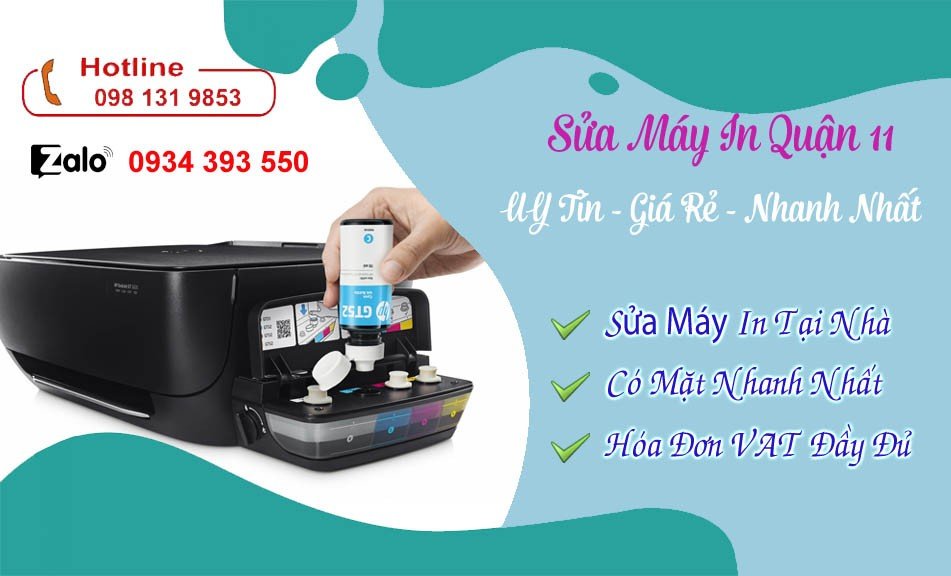 Hình ảnh kỹ thuật viên thực hiện sửa chữa máy in tại nhà khách hàng Quận 11