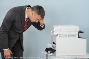 Kỹ thuật viên kiểm tra máy in HP gặp sự cố tại quận 5