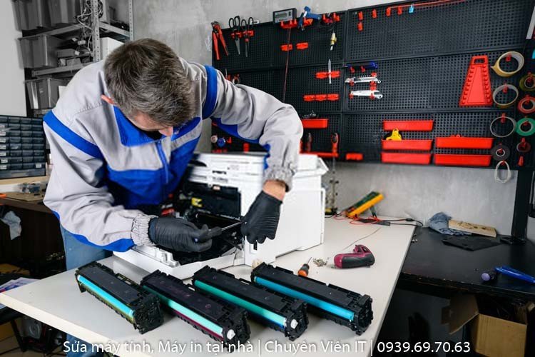 Kỹ thuật viên chuyên nghiệp đang kiểm tra và sửa chữa máy in tại chỗ