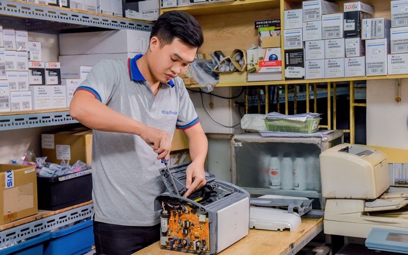 Kỹ thuật viên maytinhgiaphat.vn đang kiểm tra máy in tại nhà khách hàng ở Cầu Giấy