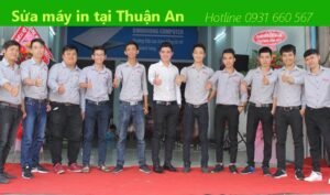Kỹ thuật viên kiểm tra máy in laser tại Thuận An
