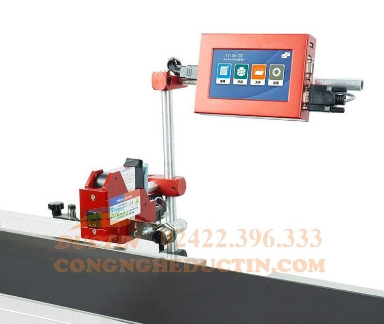 Máy in phun công nghiệp hoạt động với tốc độ cao trên dây chuyền