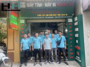 Kỹ thuật viên đang đổ mực máy in HP tại văn phòng khu vực Cầu Giấy