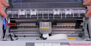 Cận cảnh cần gạt điều chỉnh độ đậm nhạt mực trên máy in kim Epson LQ310 cho bản in tối ưu