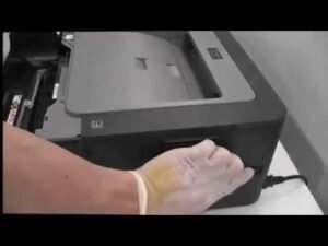 Tắt công tắc nguồn máy in Brother HL-L2321D trước khi thao tác