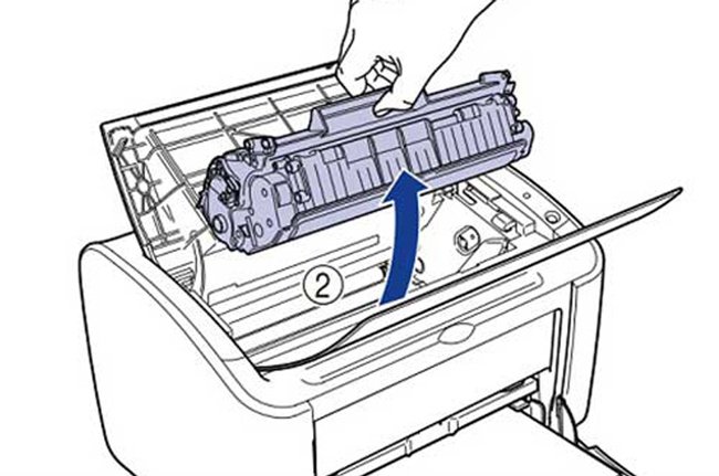 Thao tác tháo hộp mực Canon 2900 ra khỏi máy in một cách cẩn thận