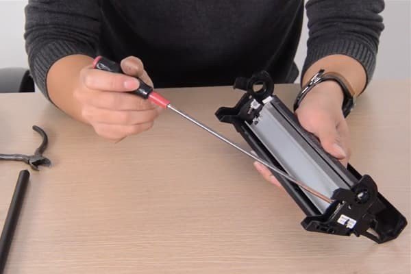 Vị trí ốc để tháo và đổ mực thải từ hộp mực 3300