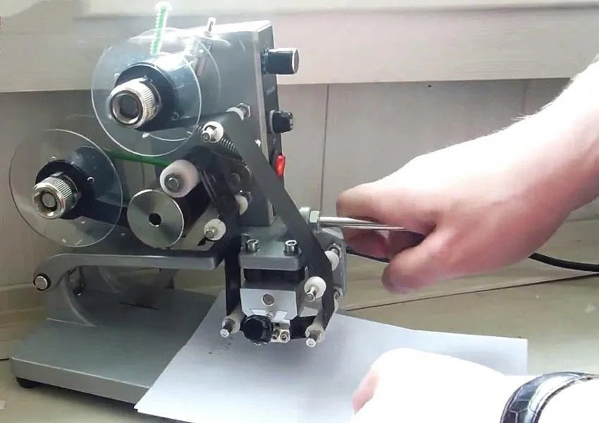 Thao tác dập cần gạt khi sử dụng máy in date dập tay DY-8