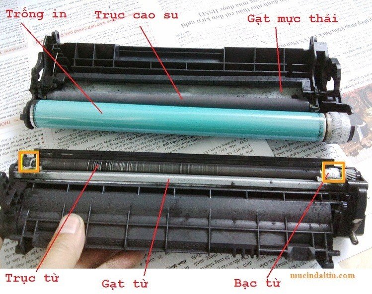 Hình ảnh vệ sinh trục cao su (trục sạc) trong hộp mực máy in để khắc phục lỗi in đen nền