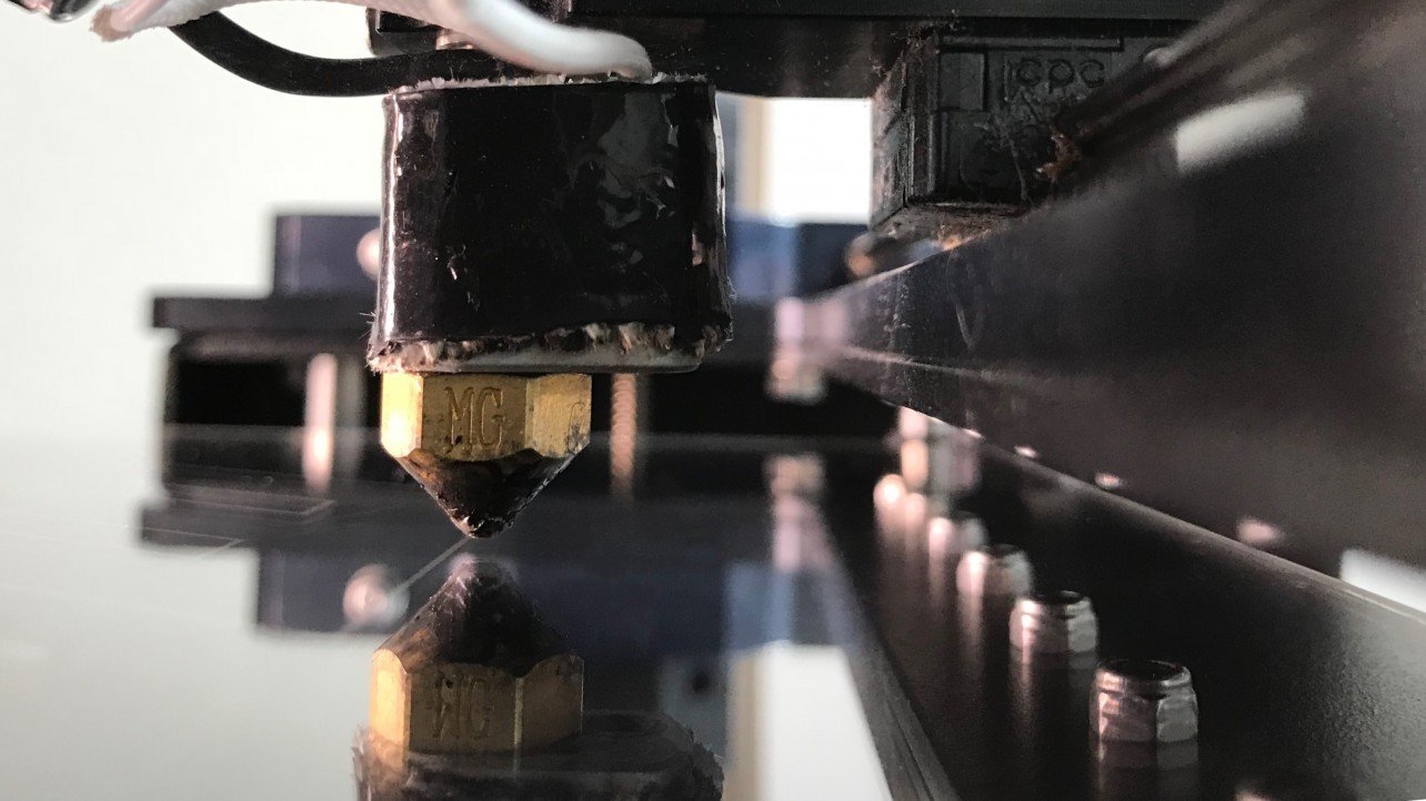 khoảng cách đầu in quá gần hoặc quá xa ảnh hưởng đến lớp nhựa đầu tiên