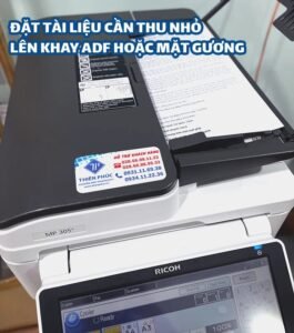 Đặt tài liệu gốc vào khay ADF máy photocopy để chuẩn bị cho việc thu nhỏ tài liệu